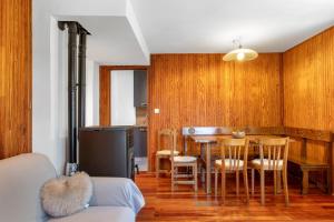 a kitchen and dining room with a table and chairs at Appartamenti Petite Cerise in Pila