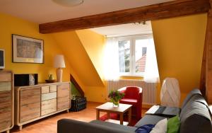 a living room with yellow walls and a couch at Apartment Alter Fritz in Potsdam