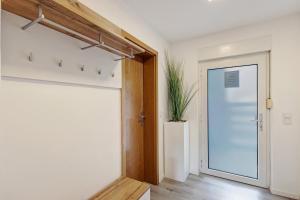 a hallway with a door and a potted plant at Ferienwohnung Högenbachtal in Pommelsbrunn