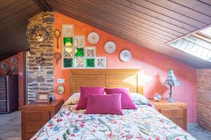 a bedroom with a bed and a wall with plates at Casa Da Puza in Forcarei