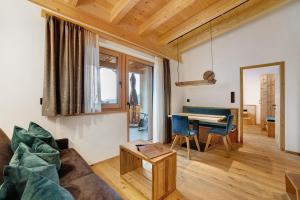 a living room with a couch and a table at Oberplatzer in Lagundo