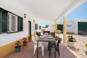 a patio with a table and chairs on it at Quinta Alegre Tavira Moderno T2 in Luz de Tavira