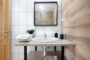 a bathroom with a sink and a mirror at Quinta Alegre Tavira Moderno T2 in Luz de Tavira +22 photos