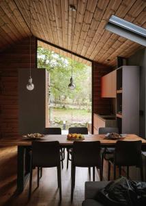 a kitchen and dining room with a table and chairs at Cabañas en Ribeira Sacra, Borbela de Luz in Villar de Ordelles