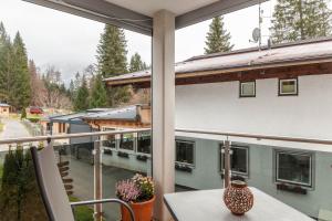 a balcony with a table with a vase on it at Ferienwohnung Zugspitze in Ehrwald