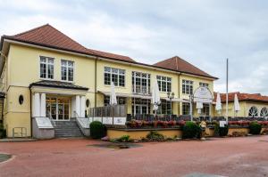 a yellow building with flowers in front of it at Haus am Rand des Harz in Bad Lauterberg