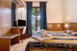 a hotel room with two beds and a piano at Appartamento Bilocale Moneglia 21 in Moneglia