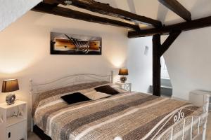 a bedroom with a bed and a painting on the wall at Haus am Nicolaiplatz in Salzwedel