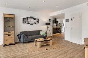 a living room with a couch and a table at Haus am Nicolaiplatz in Salzwedel