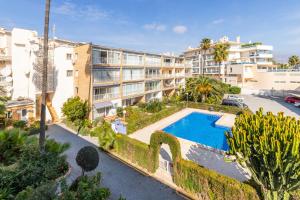 an aerial view of a building with a swimming pool at Albir Playa in Alfaz del Pi