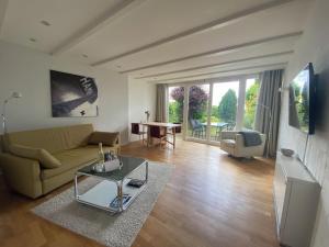 a living room with a couch and a table at Tiny Haus an der Schlei in Kosel