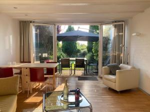 a living room with a table and an umbrella at Tiny Haus an der Schlei in Kosel