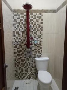 łazienka z toaletą i prysznicem w obiekcie Nariska Suite Homestay Purwokerto w mieście Purwokerto