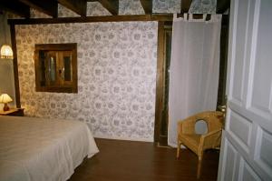 a bedroom with a bed and a window and a chair at Reoyo 2 in Mambrilla de Castrejón