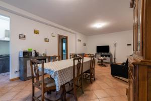a kitchen and dining room with a table and chairs at Casaentino in Capolona