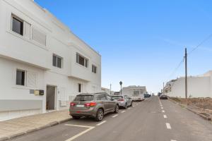 a street with cars parked on the side of a building at El Pico in La Santa