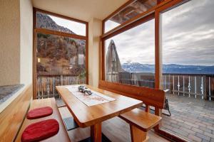a room with a wooden bench and a large window at Oberplatzer in Lagundo