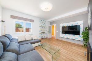 a living room with a couch and a tv at Nikydan in Cala d´Or