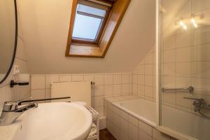 a bathroom with a sink and a bath tub at Ferienwohnung Allgäu in Kißlegg