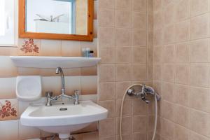 a bathroom with a sink and a mirror at Perasma Studio 1b in Kipri