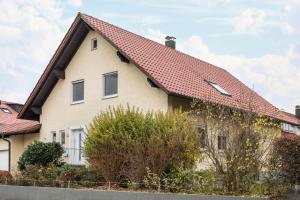 a white house with a red roof at Ferienwohnung Allgäu in Kißlegg