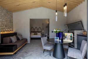 a living room with a couch and a table at Suite Mezzatorre in San Gimignano