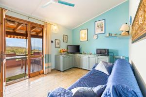 a living room with a couch and a tv at Casa Erbì in Torre Dei Corsari