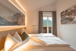 a bedroom with a bed and a window at Kriendl Nr 3 in Valdaora