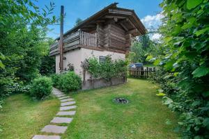 una piccola casa in un cortile con un sentiero di pietra di Tiny Hideaway Bayerischer Wald a Sankt Englmar