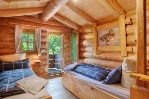 una camera da letto in stile baita con un letto e una finestra di Tiny Hideaway Bayerischer Wald a Sankt Englmar