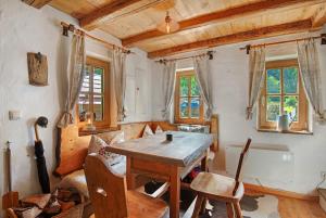 una sala da pranzo con tavolo e sedie in legno di Tiny Hideaway Bayerischer Wald a Sankt Englmar Altre 15 foto