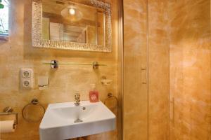 un bagno con lavandino e doccia di Tiny Hideaway Bayerischer Wald a Sankt Englmar