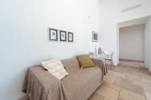 ein Wohnzimmer mit Sofa und Tisch in der Unterkunft Dimora Storica Minioti intera in Arnesano