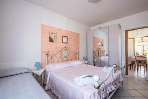 a bedroom with two beds and a dining room at Casa Vacanze Chianti Summer in Gaiole in Chianti +19 photos