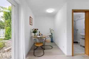 a hallway with a table and a bathroom at Albgängerle in Mössingen