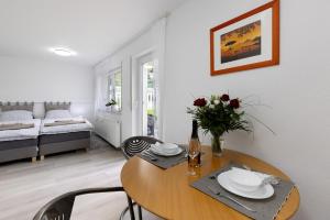 a living room with a table and a bed at Albgängerle in Mössingen