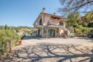 an image of a house with a driveway at Casa Vacanze Chianti Summer in Gaiole in Chianti