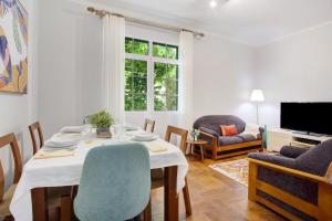 a dining room with a table and chairs at A Minha Casa in Funchal
