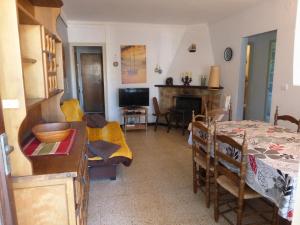 a living room with a table and a dining room at Villa Sylvie- Cerca Playa Riells- 4 in L'Escala