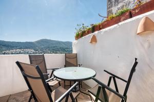 a table and chairs on a balcony with a view at Mirasol in Benitachell