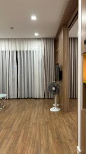 a living room with a table and curtains at Căn hộ Republic Plaza gần Tân Sơn Nhất airport in Kon Rung (1)