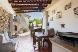 a kitchen and dining room with a table and chairs at La Isla Verde in Els Hostalets