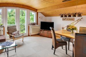 a living room with a desk and a tv at Feldbergstern in Feldberg