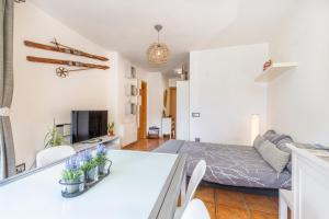 a kitchen and living room with a bed in a room at Apartament Potxó in Olp