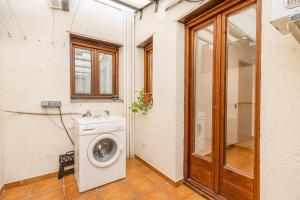 a washing machine in a room with a window at Apartament Potxó in Olp