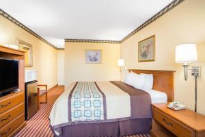 Postel nebo postele na pokoji v ubytování Days Inn by Wyndham St. George + 28 fotografií