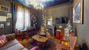a living room with a christmas tree and a couch at Le refuge des Mans-raudeurs in Le Mans