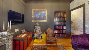 a living room with a christmas tree in the corner at Le refuge des Mans-raudeurs in Le Mans +37 photos