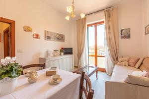 a living room with a table and a couch at Casa Vacanze Mongili - Il Moro in Chiusi