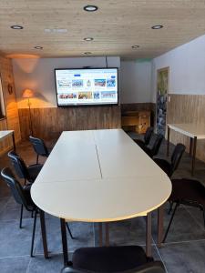 a conference room with a white table and chairs at Coeur de Charmy Spa bien-être in Abondance